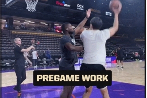 G聯(lián)盟首秀來(lái)了！楊瀚森賽前訓練 大部分是籃下腳步 三分扣籃也有