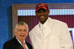 里基·戴維斯：02年騎士陣容不錯也能進(jìn)季后賽 卻要為詹姆斯擺爛