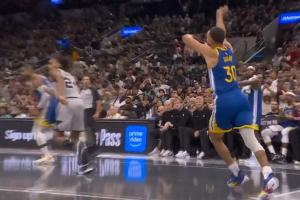 ??世界級進(jìn)球小區級慶祝！庫里面對文班超神仙高打板后瘋癲慶祝