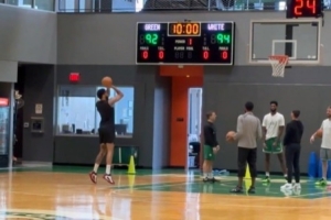 凱記：塔圖姆回到了凱爾特人訓練館 并進(jìn)行了簡(jiǎn)單的投籃訓練