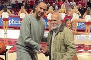 被解雇后首次亮相！尼科·哈里森現身阿肯色州 觀(guān)戰NCAA比賽