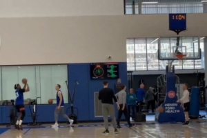 目前歸期未定！艾維手術(shù)后首次進(jìn)行投籃訓練 底角三分6中3