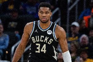 出手信心滿(mǎn)滿(mǎn)！字母哥中距離單挑翻身后仰中投 直接三不沾進(jìn)加時(shí)