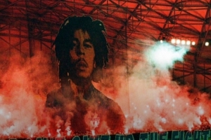 球迷燃放煙花違規！馬賽被罰款7萬(wàn)余歐元+部分看臺關(guān)閉但緩期執行