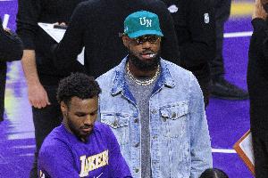 就等老詹了！湖人前14場(chǎng)讓他看到了啥？ 復出后將更多扮演終結者