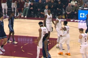 開(kāi)場(chǎng)就是高難度！米切爾借掩護掛著(zhù)韋爾斯命中打板三分還加罰！