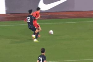 不慣著(zhù)！韓國球員挑釁拜合拉木，留洋荷乙的王博豪出頭將其撞倒