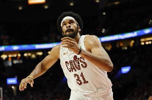 攻防壓制！賈勒特·阿倫跟進(jìn)單臂隔扣JJJ 隨后又帽掉JJJ上籃！