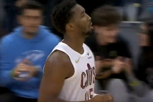 還得球星站出來(lái)解決問(wèn)題！米切爾干拔三分+妙傳隊友帶隊反超！