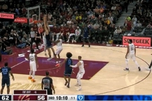 高高配合！埃迪給JJJ掩護迅速下順 接球直接雙手隔扣亨特！