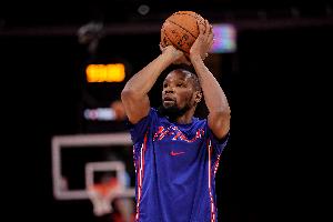 杜蘭特大幅度雙變向晃飛小卡特！三分干拔命中追平比分！