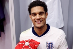 上演首秀！寬薩是英格蘭隊史第1297位出場(chǎng)球員，賽后獲贈紀念帽子