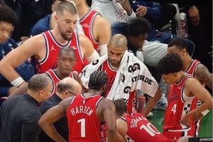 球迷曬照：快船關(guān)鍵時(shí)刻是小范在畫(huà)戰術(shù) 泰倫·盧在外圈圍觀(guān)??