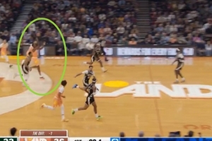 看錯時(shí)間？小莫布里拿到籃板在還有9.1秒情況下直接甩出后場(chǎng)三分