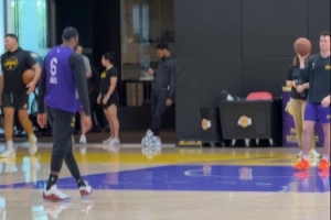 歡迎回歸！詹姆斯全程參加湖人訓練 并留下來(lái)加練三分及罰球