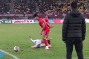 【放大鏡】對手倒地時(shí)順勢朝汪士欽的方向踢了一腳，導致后者爆發(fā)