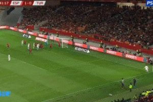 居爾為土耳其破門(mén)，這是西班牙本屆世預賽的第一粒丟球