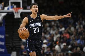 機警！席爾瓦前場(chǎng)飛身完成搶斷 隨后順勢強攻上籃打中