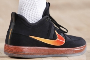 感覺(jué)沒(méi)什么設計！布克今日比賽中首穿“布克2代”簽名球鞋