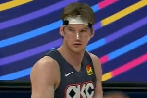 防守千瘡百孔！杰林威內線(xiàn)背打引包夾 卡爾森溜底線(xiàn)空接暴扣！