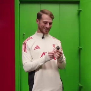 麥卡拿著(zhù)梅西玩偶：我們會(huì )再次贏(yíng)世界杯嗎？yes×4