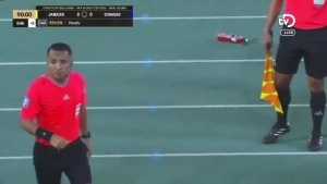 徹底瘋狂！可能絕殺庫拉索的點(diǎn)球被取消，庫拉索解說(shuō)鬼哭狼嚎慶祝