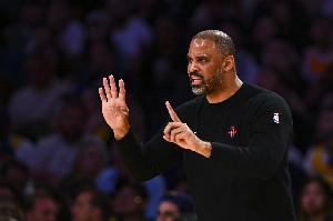 “火三崩”！火箭第三節17-30凈負13分 三節打完僅剩4分優(yōu)勢