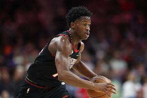 摧枯拉朽！76人搶斷反擊 埃奇庫姆起飛滑翔雙手暴力灌筐