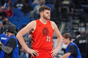 活力十足！克林根再度拼下前場(chǎng)籃板 隨即妙傳助攻穆雷打中