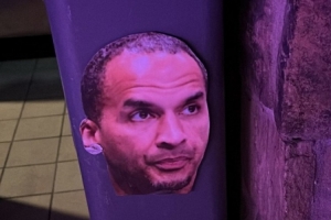 蝦仁豬心！俠記曬照：達拉斯一酒吧外的垃圾桶上貼著(zhù)哈里森頭像