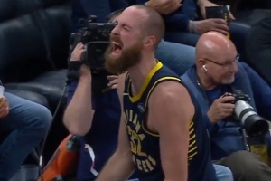 技驚四座！赫夫虛晃后突破 直接單臂滑翔隔扣卡爾克布倫納！