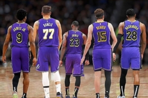 角色大轉變！美媒曬照：昔日雛鷹已展翅翱翔 詹姆斯欣然退居幕后