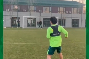 訓練結束后，球員們自發(fā)組織了射門(mén)比賽，現場(chǎng)是一片歡樂(lè )的海洋