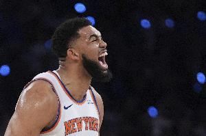 平地起驚雷！唐斯接布倫森分球中路突擊 騰空暴起單臂劈扣