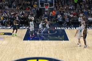 另類(lèi)3+1！賈雷斯·沃克命中三分同時(shí) 小橋籃下推倒赫夫送加罰