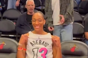 羨慕熱巴的一天！阿賈現場(chǎng)觀(guān)戰 前后反穿專(zhuān)門(mén)露出男友名字與號碼