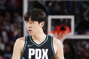 小楊對NBA防守強度和競爭性沒(méi)深層次了解 這也是交學(xué)費的一部分吧