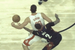 鮑爾掏球申京出界裁判吹火箭球權 阿特金森挑戰失敗