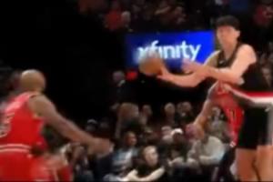 沒(méi)進(jìn)球沒(méi)關(guān)系！楊瀚森搶到進(jìn)攻籃板 隨后不看人傳球助攻格蘭特3分