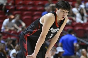 楊瀚森快攻沒(méi)接住吃帽 更多還是對抗和力量不足的問(wèn)題 還需提升