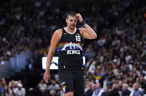 差點(diǎn)“四雙”！約基奇18中10砍28+11+12+9失誤+6犯離場(chǎng)提前下班