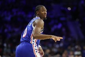 黃雀在后！馬克西追防奎克利 起身大帽扇飛后者投籃