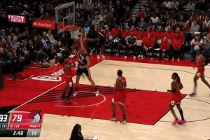 ??楊瀚森外線(xiàn)干擾好防 快攻接球沒(méi)接穩 運球再起被大帽扇飛