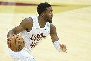 終于醒了？米切爾第四節半節砍下15分 將分差縮小至2分