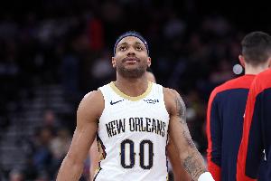 逃過(guò)一劫！布魯斯·布朗防守打到對手頭部 回看未升級