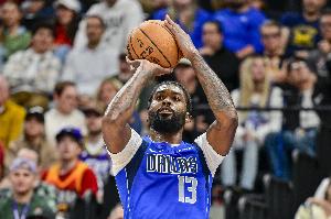 下半場(chǎng)機會(huì )少！馬紹爾11中7&三分5中3拿到23分5板 上半場(chǎng)19分