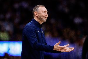 阿德?tīng)柭何覀儽仨毟玫貞獙κ?在客場(chǎng)失誤20次太多了