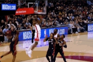 嗖的一下就起來(lái)了！阿門(mén)變向突破鉆人縫 直接雙手暴扣！