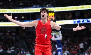 要花！阿夫迪亞失誤被對手反擊打成 開(kāi)拓者落后公牛19分之多