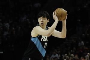 可惜啊拼勁很足！楊瀚森三分不中 隨后拼到前場(chǎng)板還是沒(méi)進(jìn)！